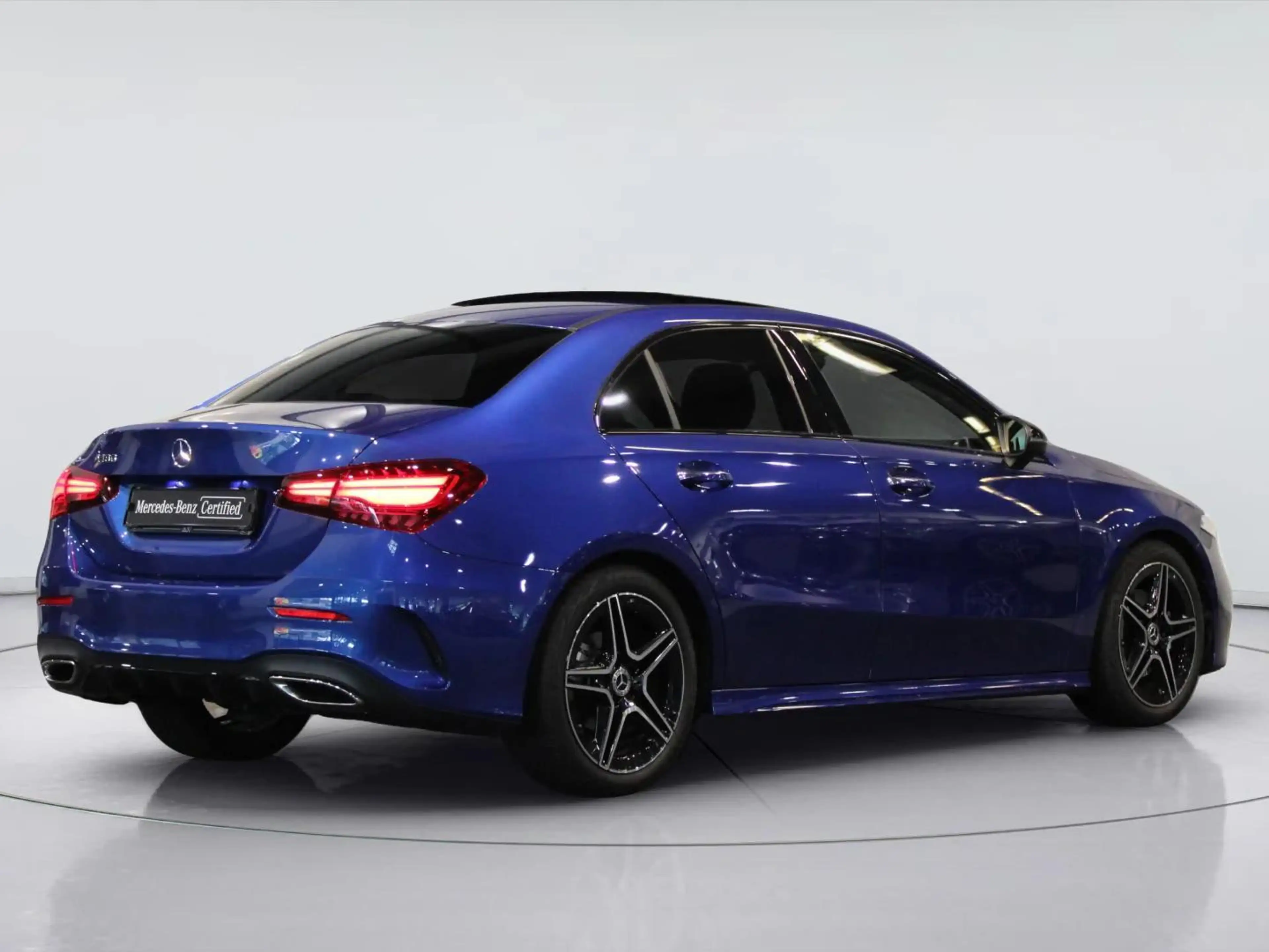Mercedes-Benz A 180 Limousine Star Edition AMG Line | Panorama dak — photo 2