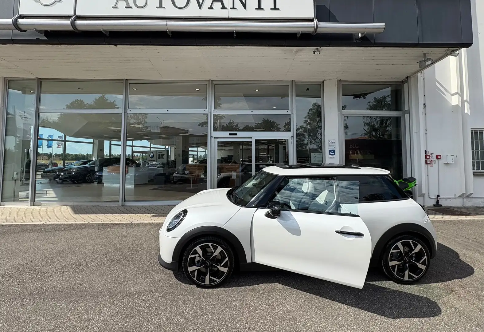MINI Cooper 3p 2.0 S Favoured auto bijela - 1