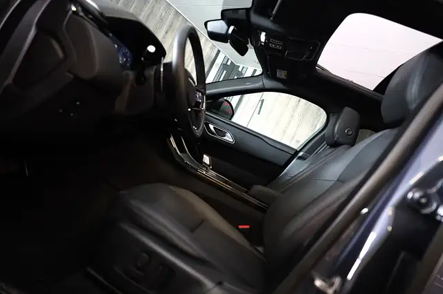 Land Rover Range Rover Velar view 7