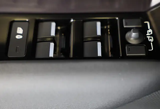Land Rover Range Rover Velar view 23