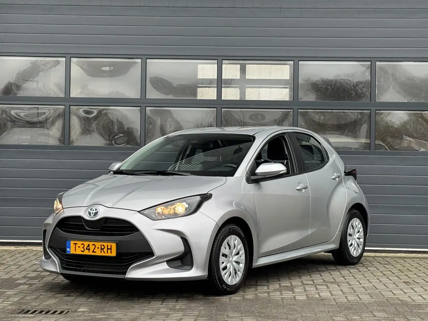 Toyota Yaris 1.5 HYBRID ACTIVE I AUTOMAAT I APPLE CARPLAY I P-C Gris - 1