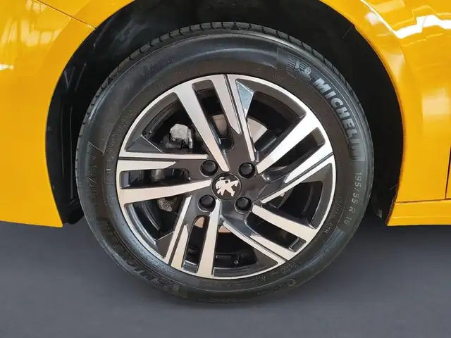 Peugeot 208 view 9