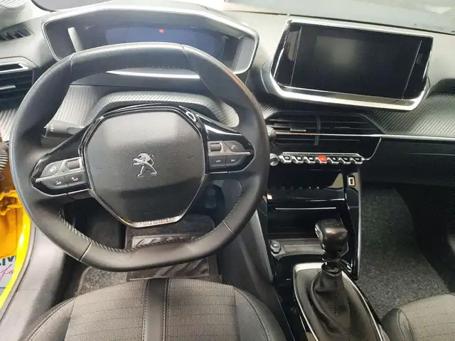 Peugeot 208 view 11