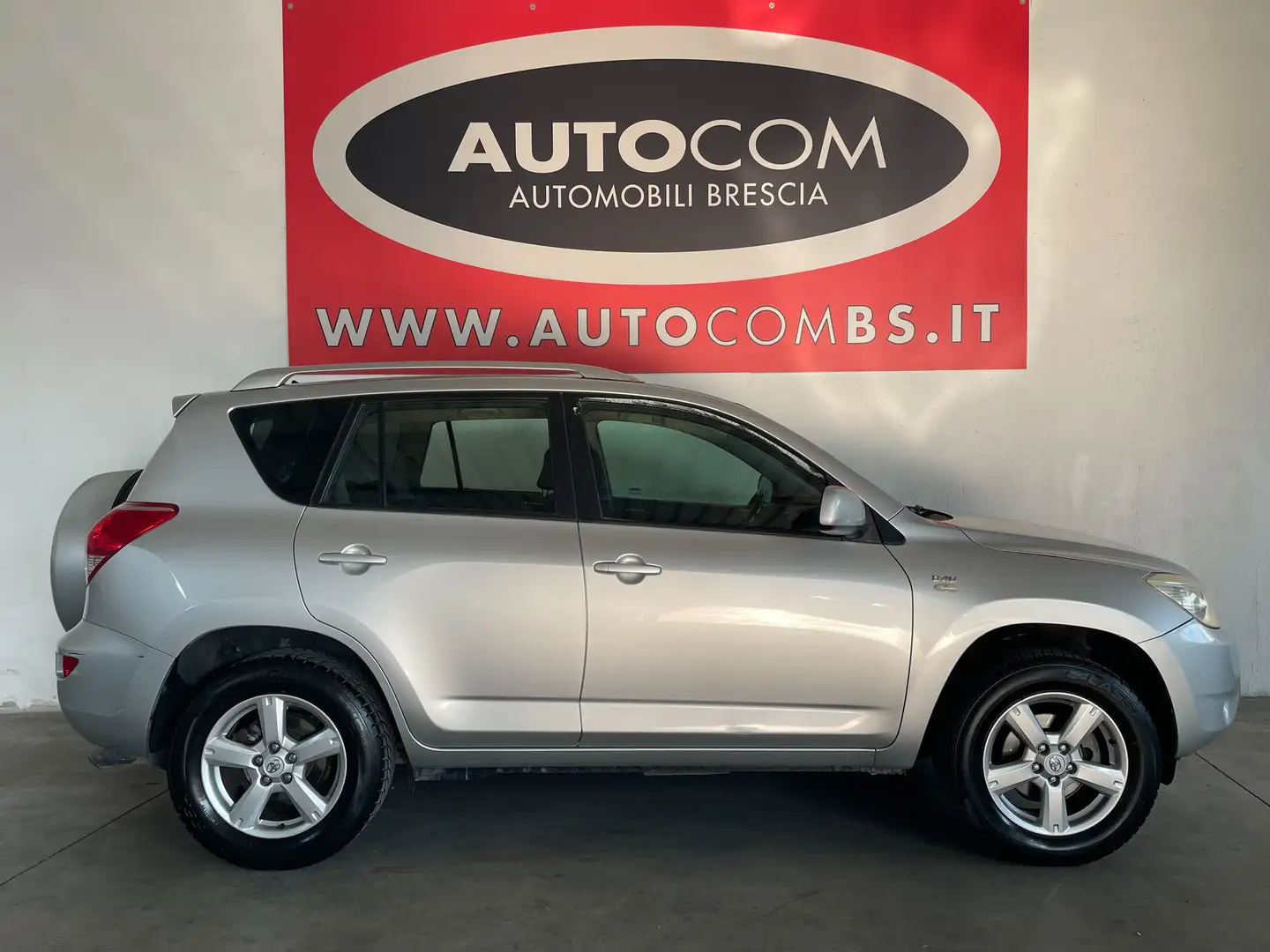 Toyota RAV 4 2.2 d-4d Sol 136cv srebrna - 2