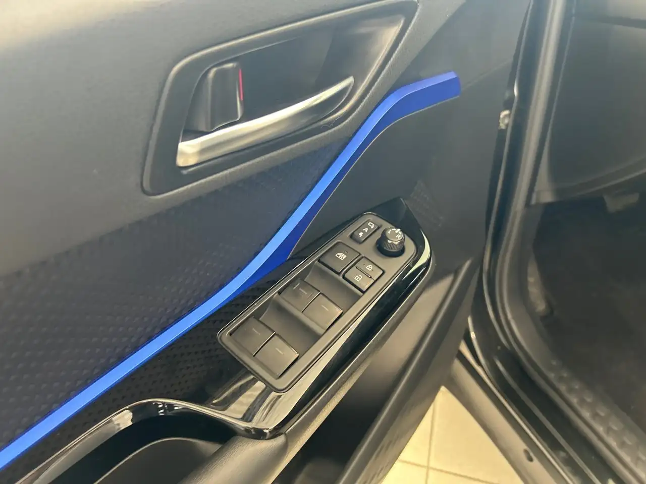 Toyota C-HR photo Toyota C-HR