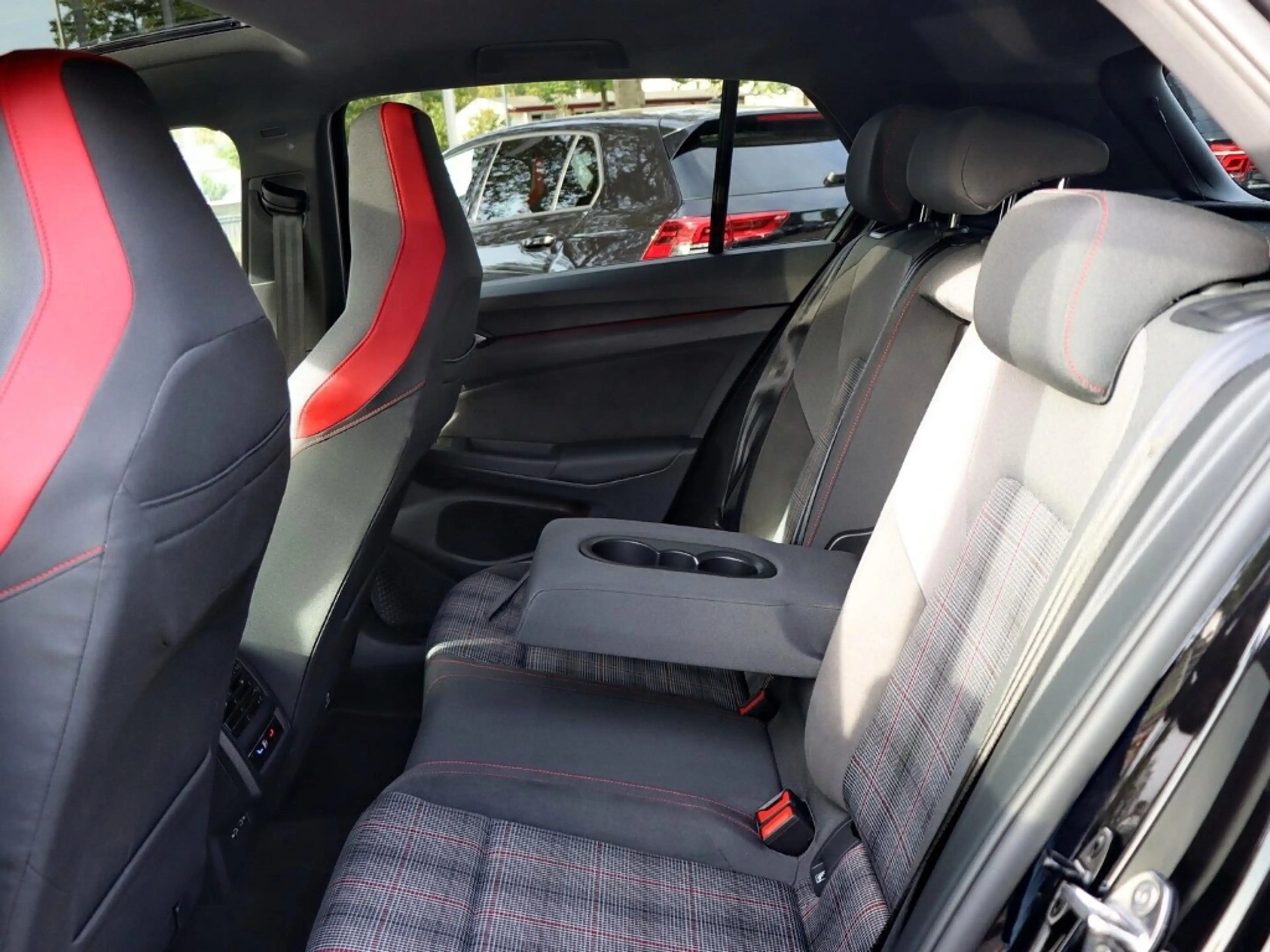 Volkswagen Golf GTI VIII 2.0 TSI OPF DSG PANO/LED/RFK/ACC — photo 6