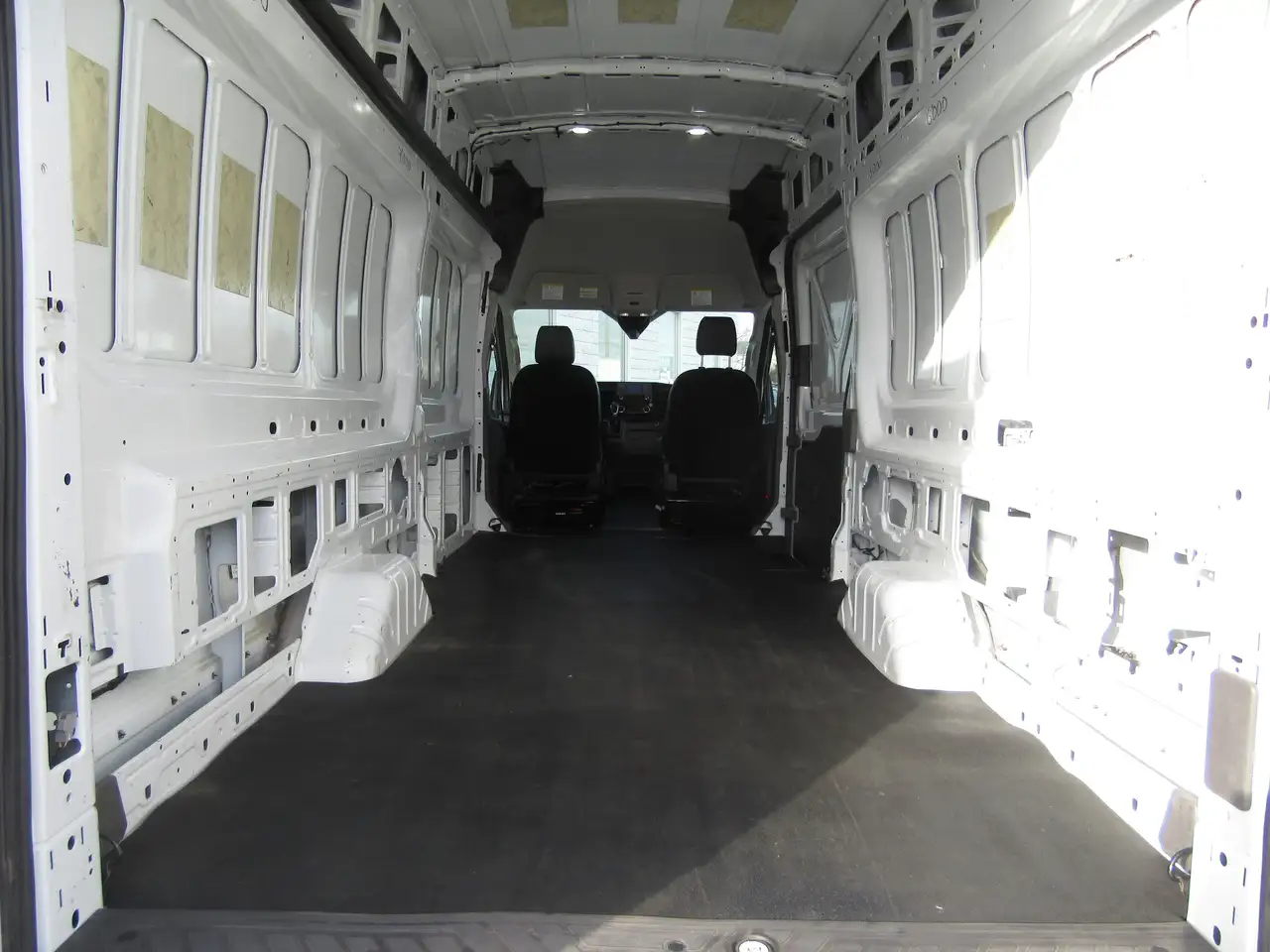 Ford Transit Cargo Van снимка Ford Transit Cargo Van