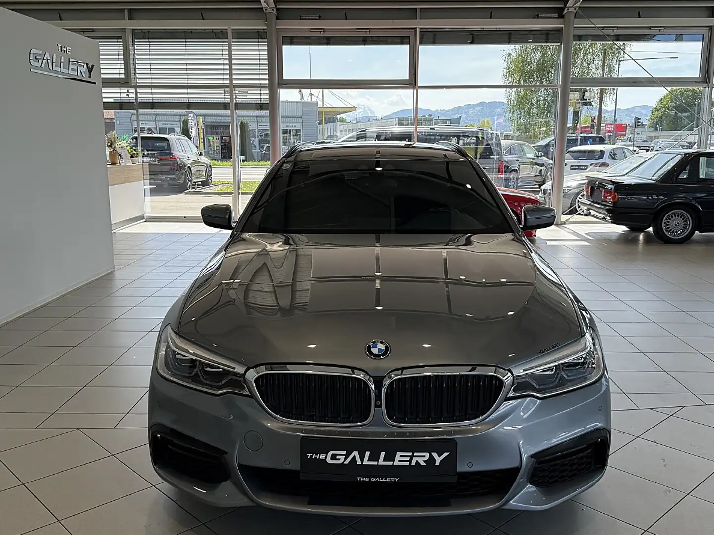 BMW 530 d Touring Aut.*M-Sport*LED*AHK*360° Grau - 2