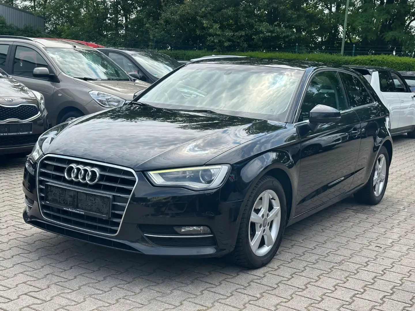 Audi A3 attraction Schwarz - 1