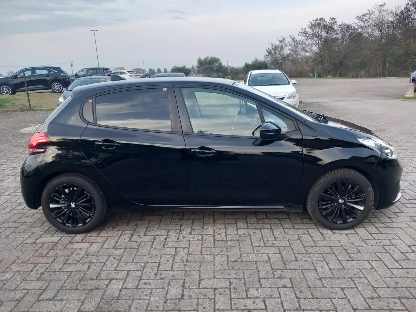Peugeot 208 5p 1.6 bluehdi Allure 75cv Negro - 1