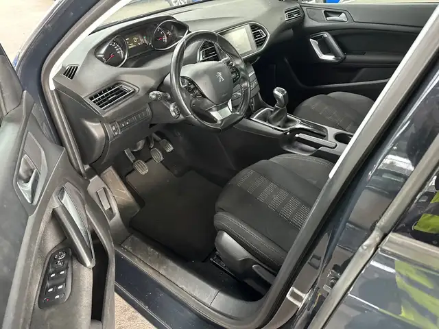 Peugeot 308 view 5