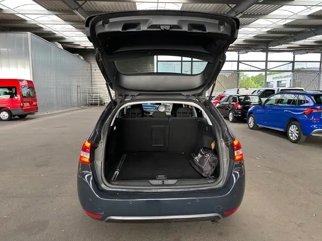 Peugeot 308 view 9
