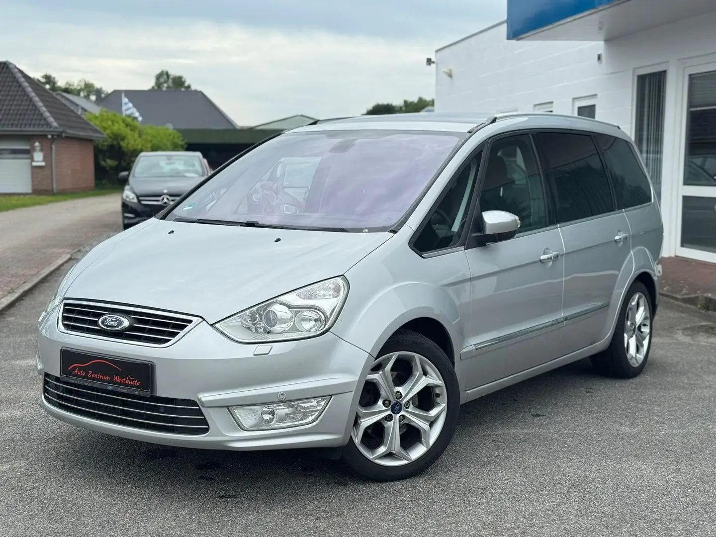 Ford Galaxy 2.0 Titanium Automatik 7Sitzer Navi Grijs - 2