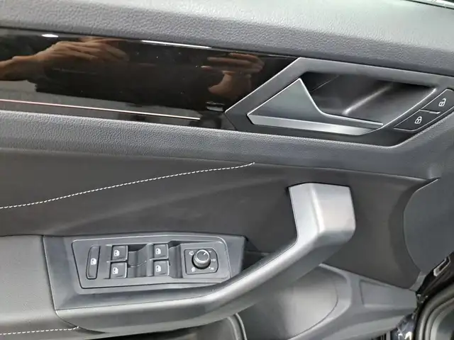 Volkswagen T-Roc view 8