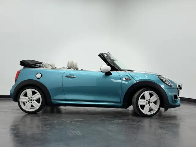 Mini Convertible view 4