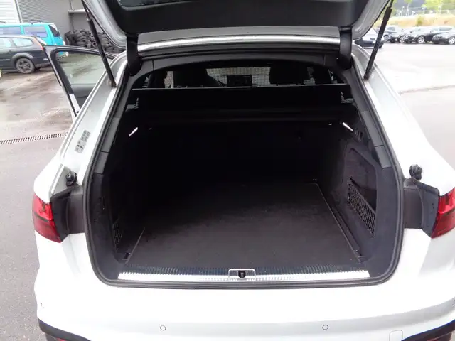 Audi A4 view 9