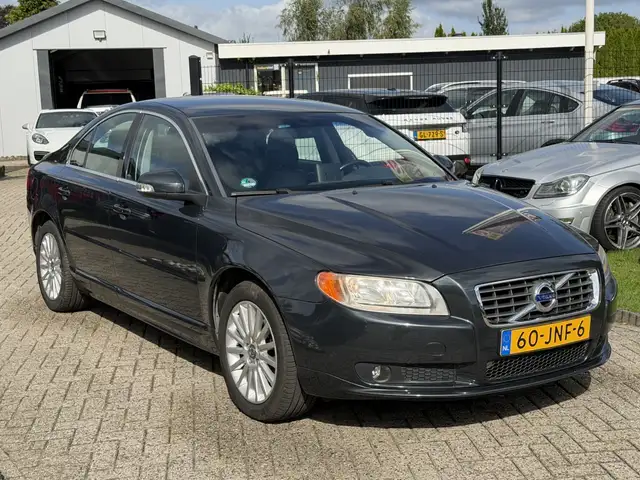 Volvo S80 view 2