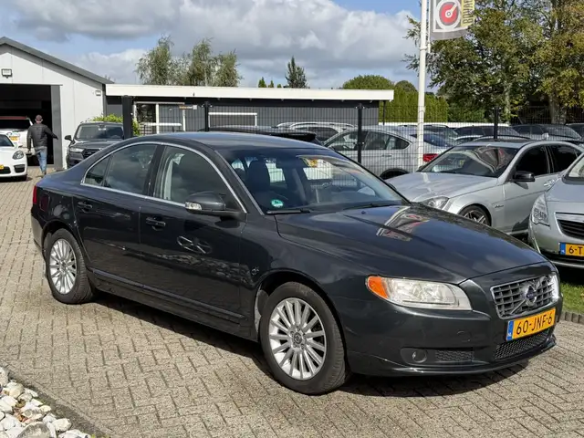Volvo S80 view 3