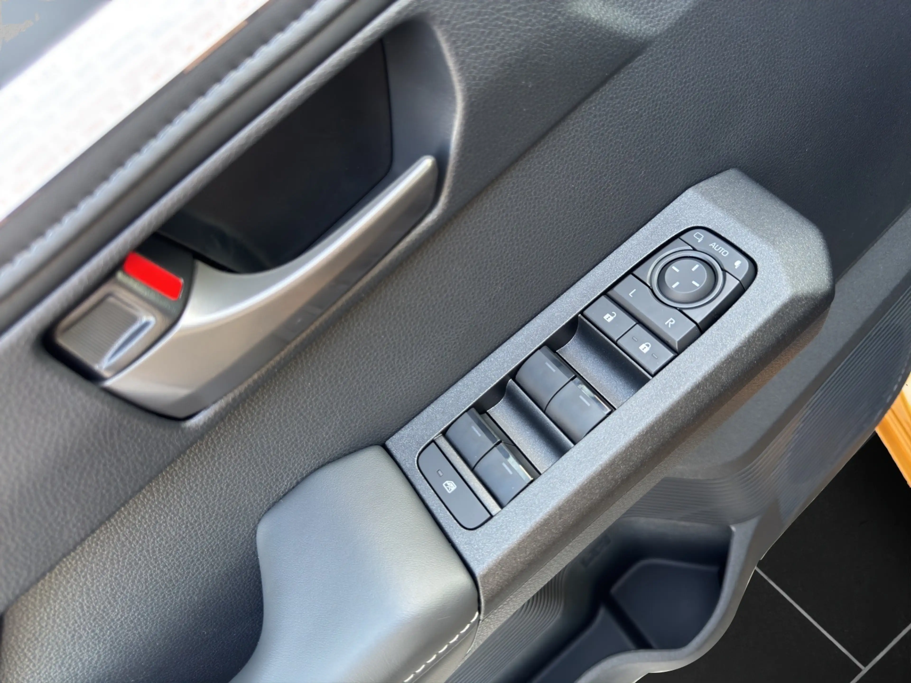 Toyota Hilux Invincible 2,8-l-D-4D VERFÜGBAR*TOP* — photo 12