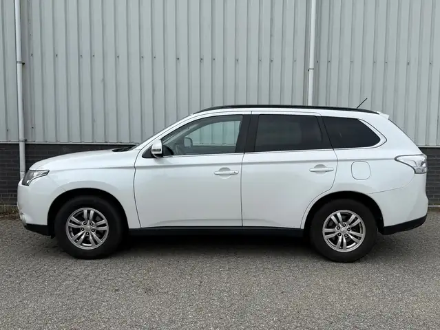 Mitsubishi Outlander view 4