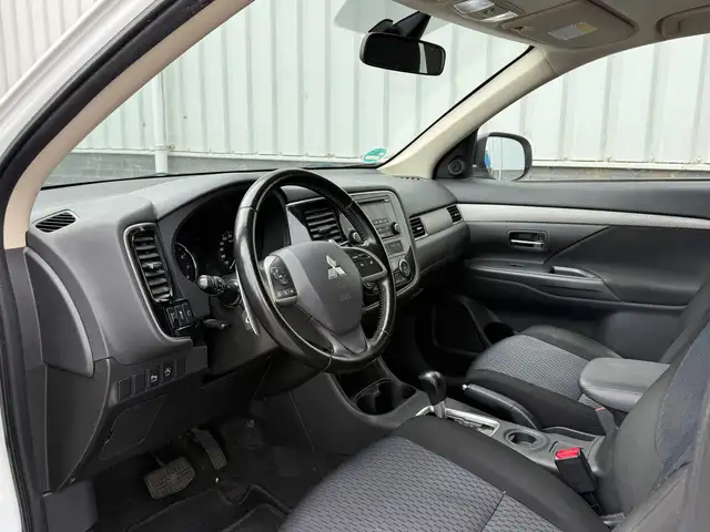 Mitsubishi Outlander view 11