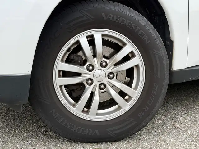 Mitsubishi Outlander view 2