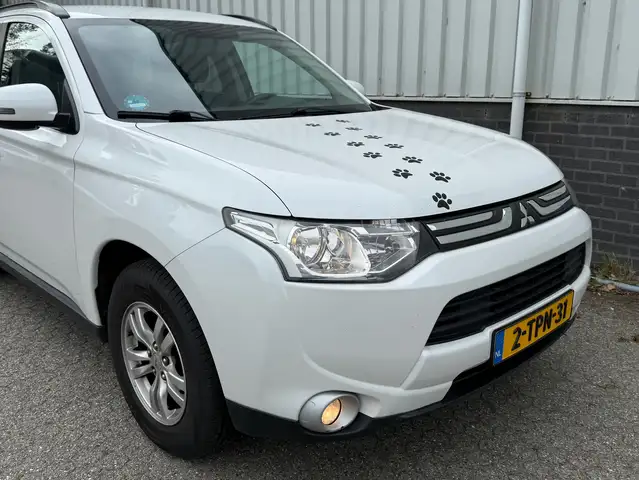 Mitsubishi Outlander view 8