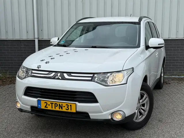 2014 Mitsubishi Outlander in White for sale