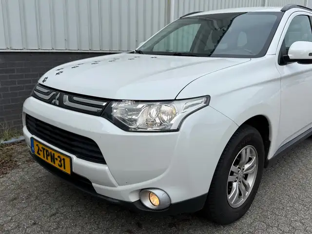 Mitsubishi Outlander view 3