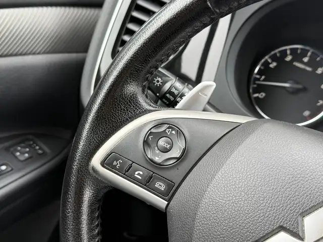 Mitsubishi Outlander view 12