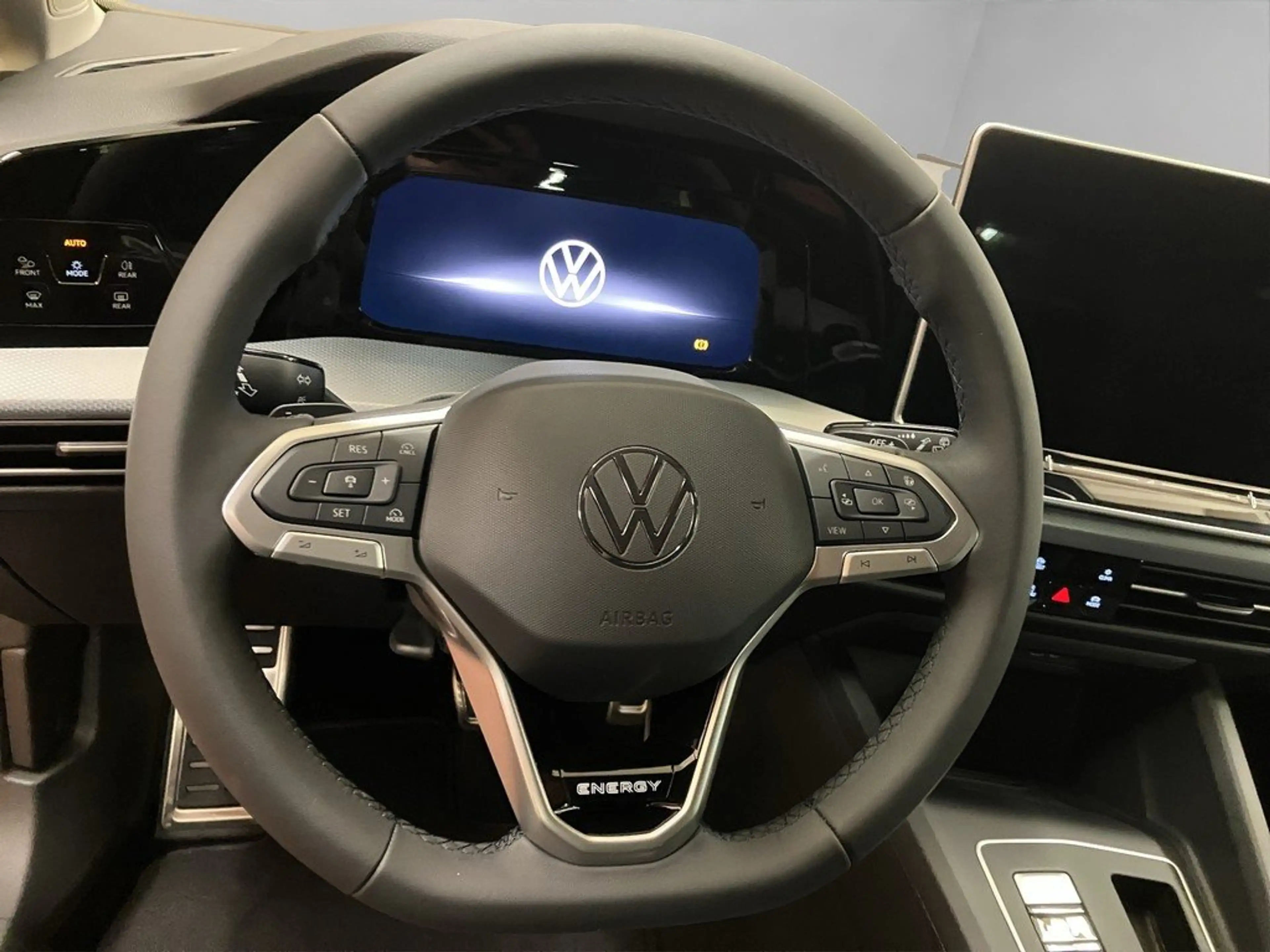 Volkswagen Golf Variant Life 1.5 l eTSI — photo 9