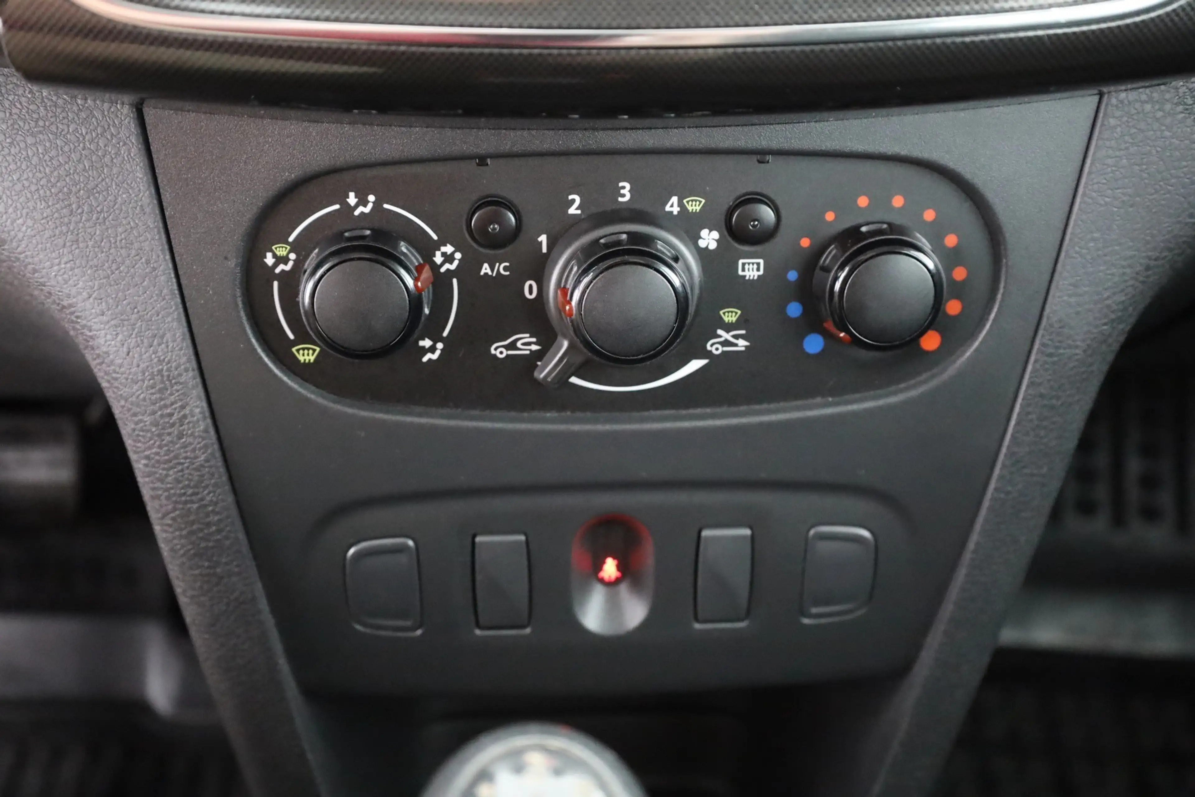 Dacia Logan II MCV 1.0 Essential Klima USB — photo 12