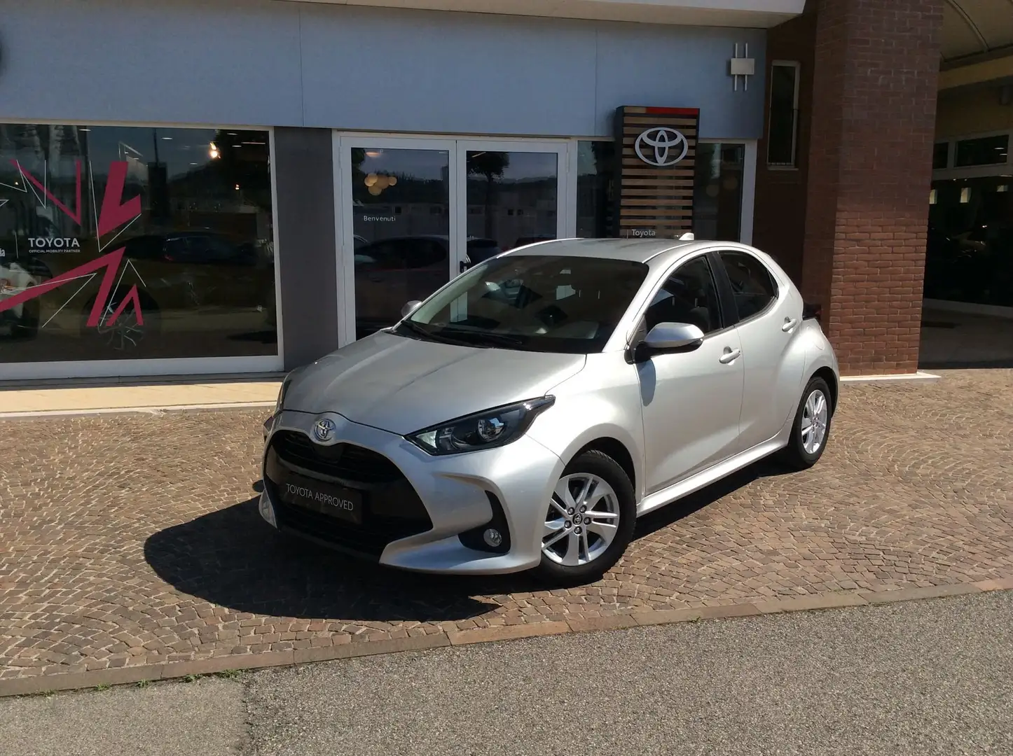 Toyota Yaris 1.0 5 porte Active Silber - 1
