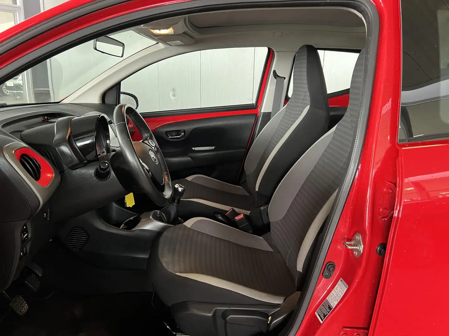 Toyota Aygo 1.0 VVT-i x-play limited | Cabrio-dak Red - 2