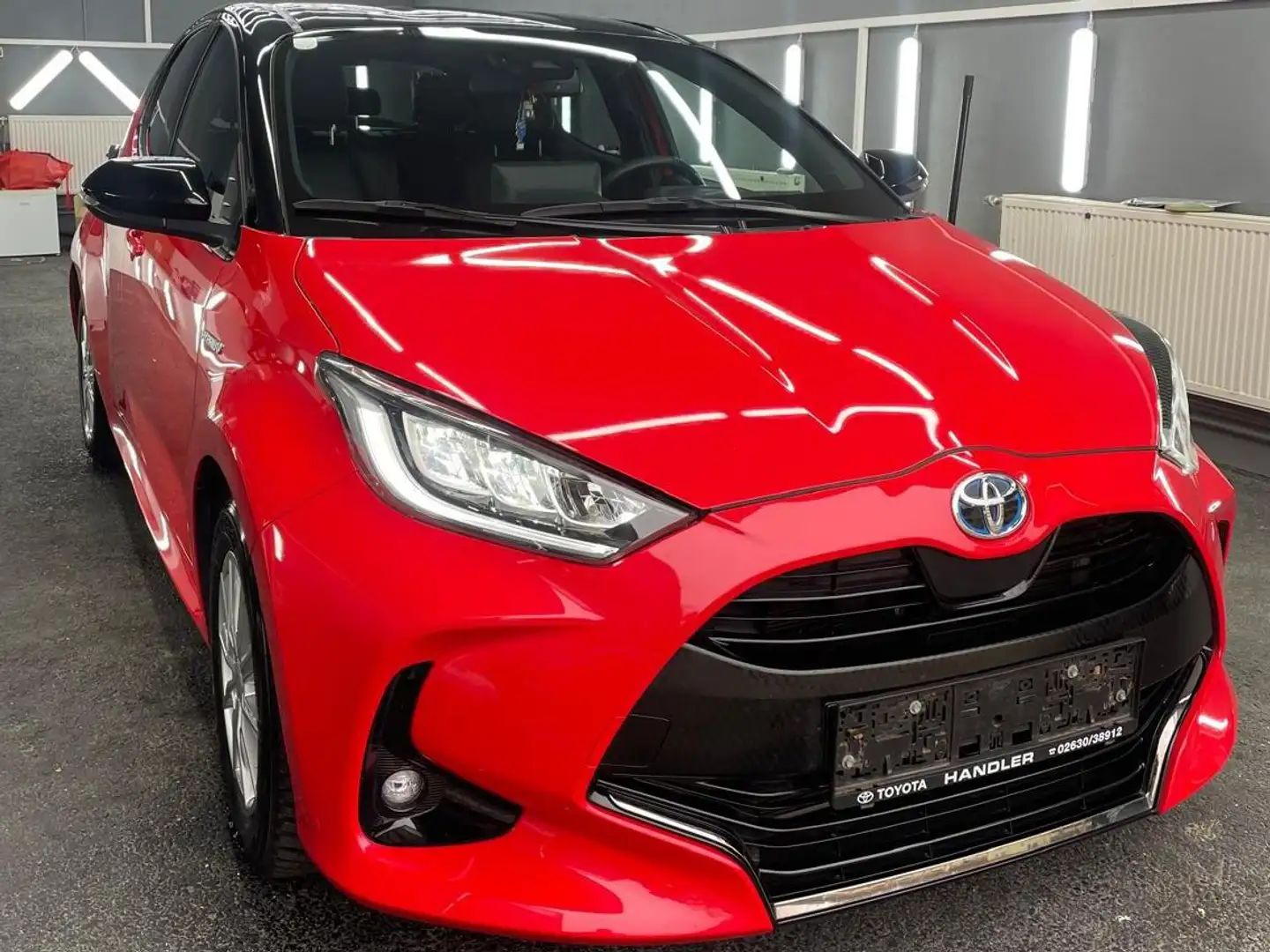 Toyota Yaris Toyota Yaris 1,5 VVT-i Hybrid Premiere Edition Rot - 2