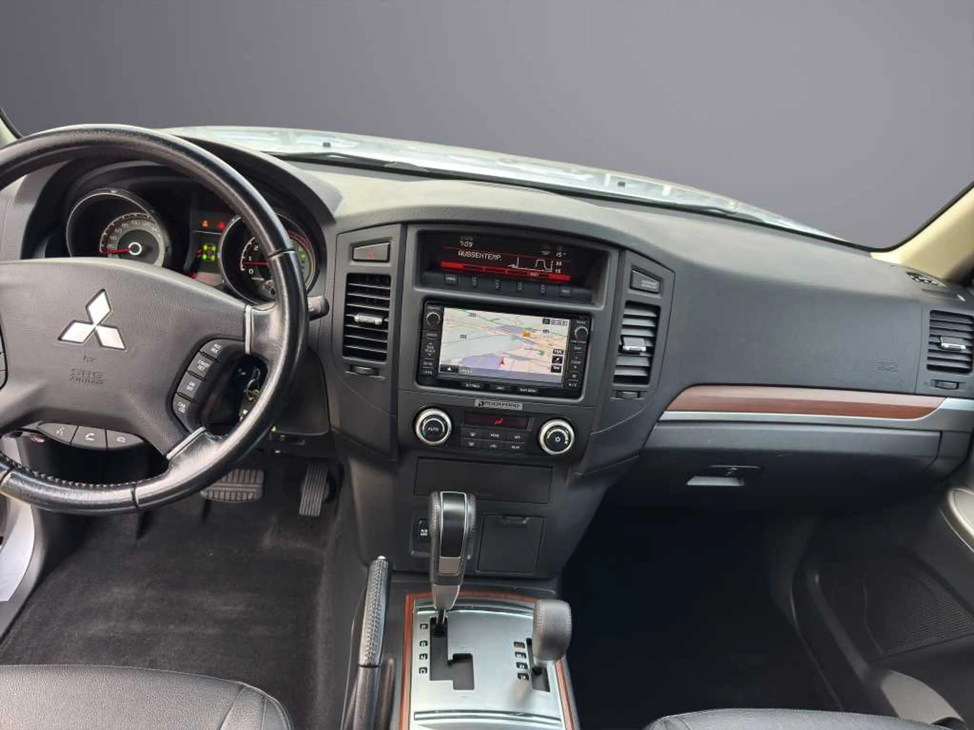 Mitsubishi Pajero 3,2 5T Instyle Leder AHK Scheckheft — photo 15