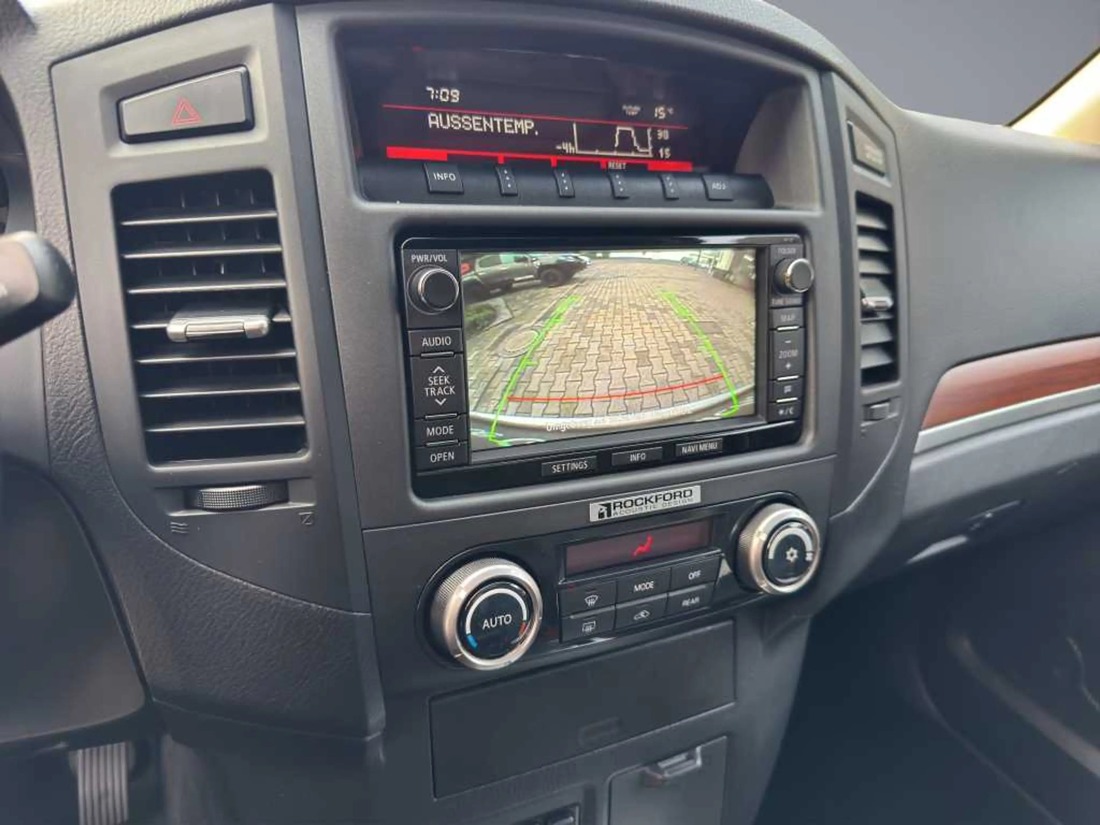 Mitsubishi Pajero 3,2 5T Instyle Leder AHK Scheckheft — photo 12