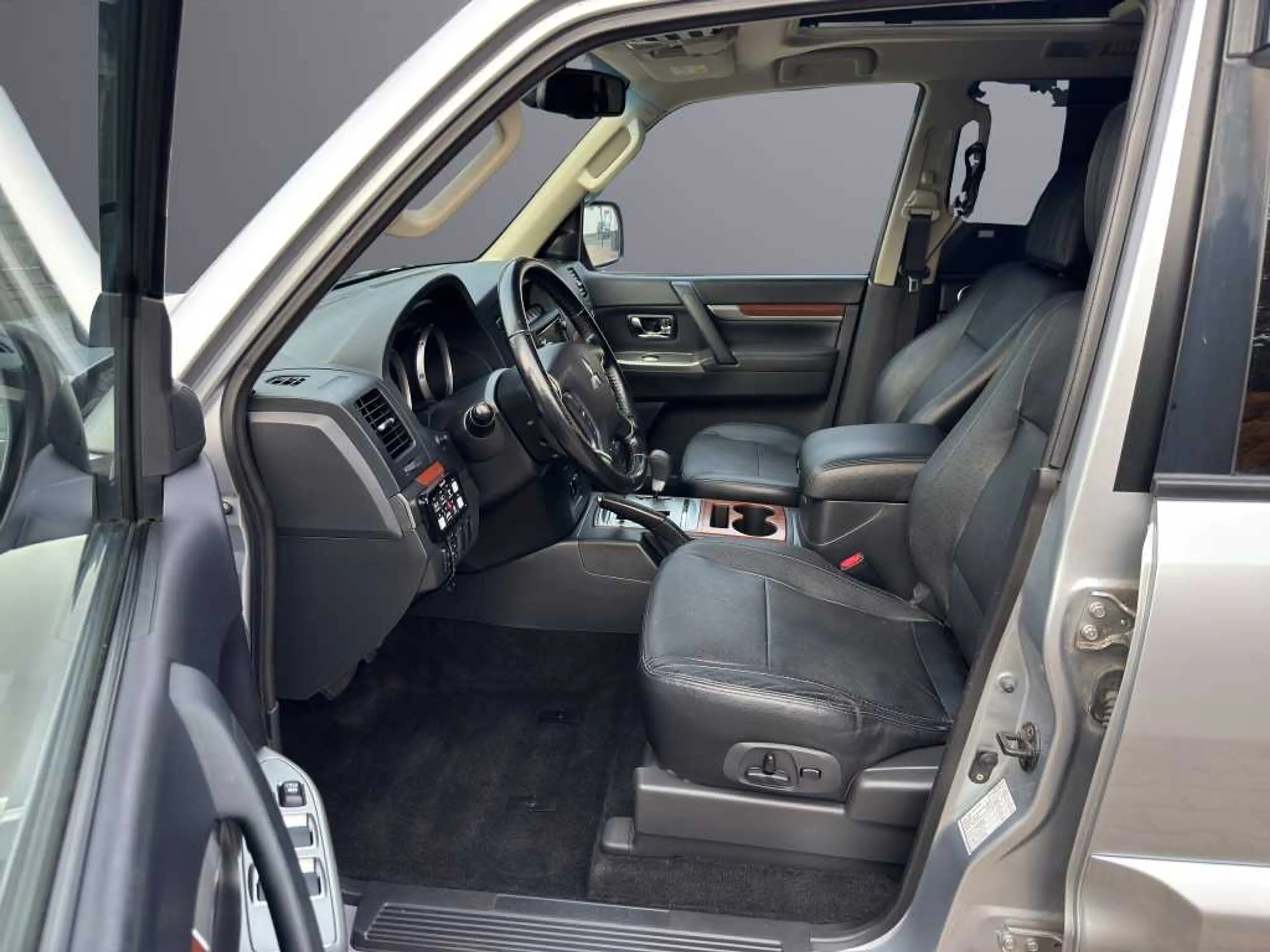Mitsubishi Pajero 3,2 5T Instyle Leder AHK Scheckheft — photo 13