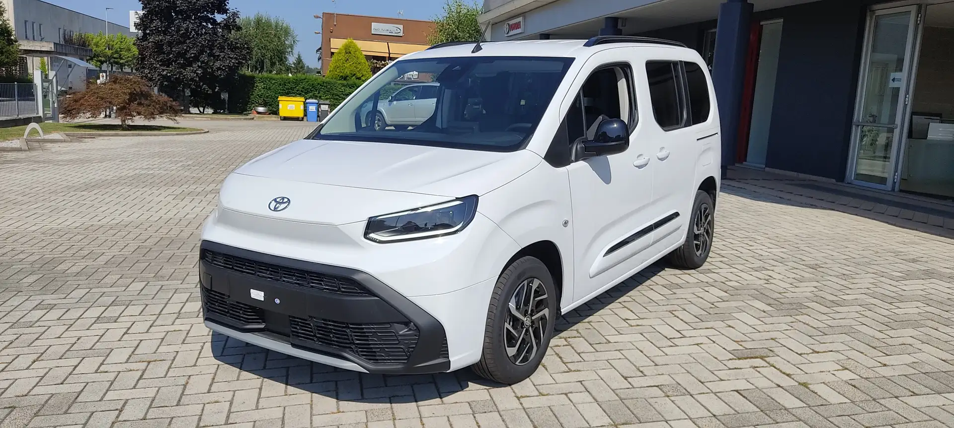 Toyota Proace City Verso 1.2 110CV MT L1 Executive Blanc - 2