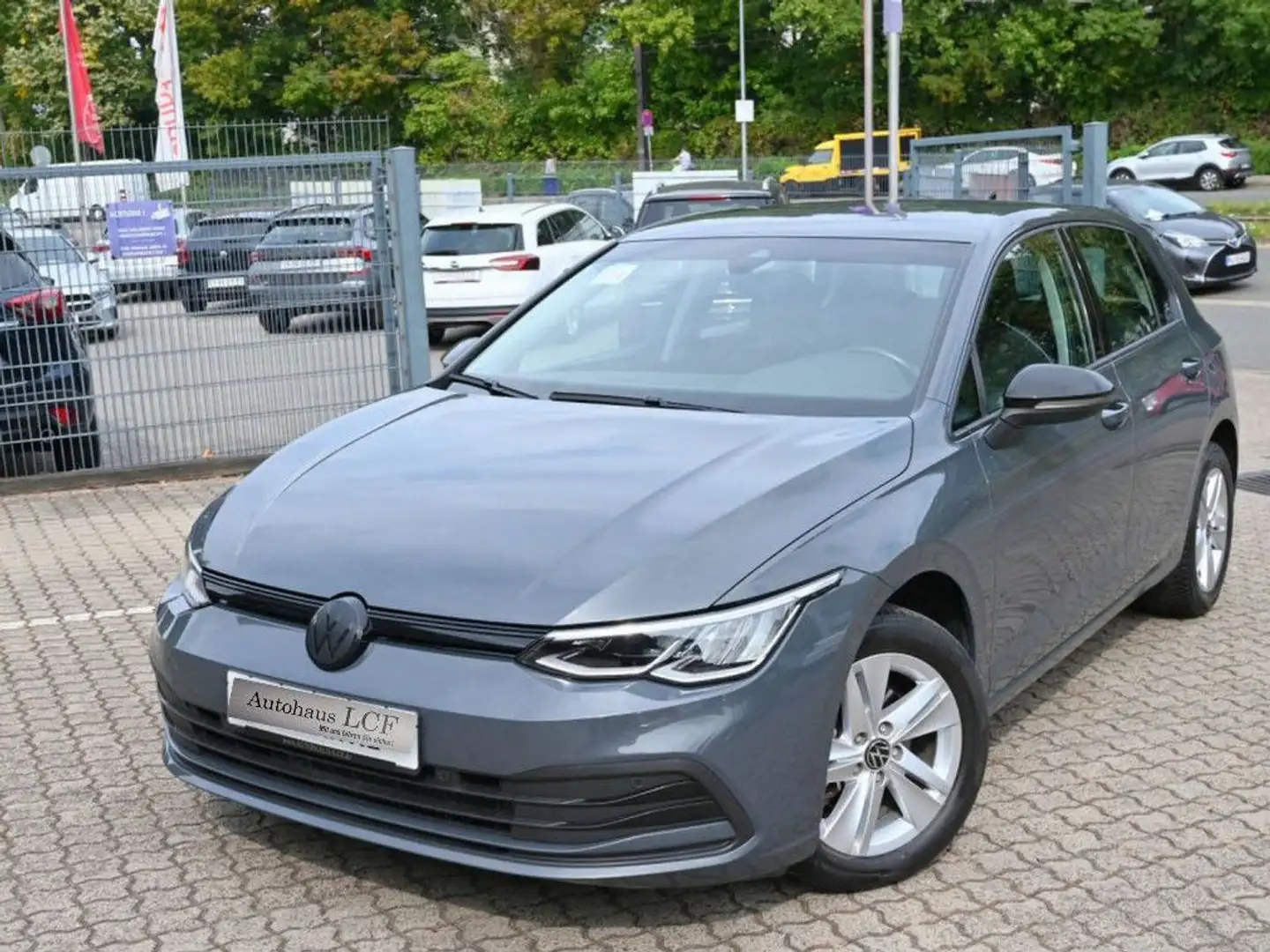 Volkswagen Golf VIII Lim. 1.5 TSI Life PDC LED PDC Sitzhz Grau - 2