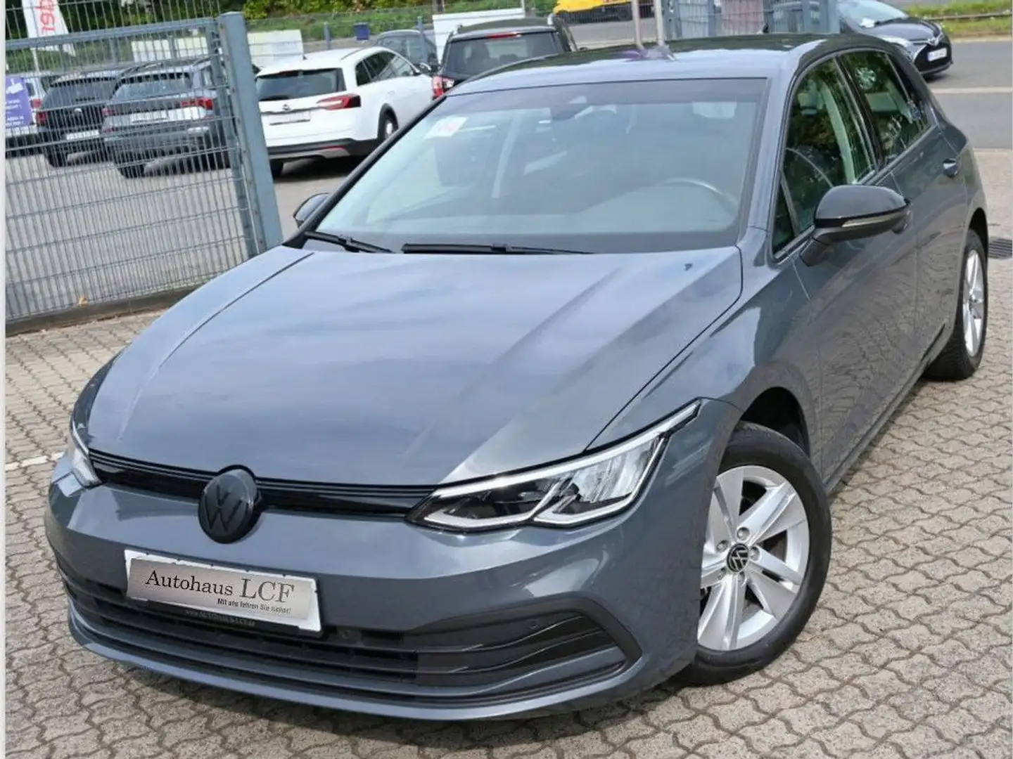 Volkswagen Golf VIII Lim. 1.5 TSI Life PDC LED PDC Sitzhz Grau - 1