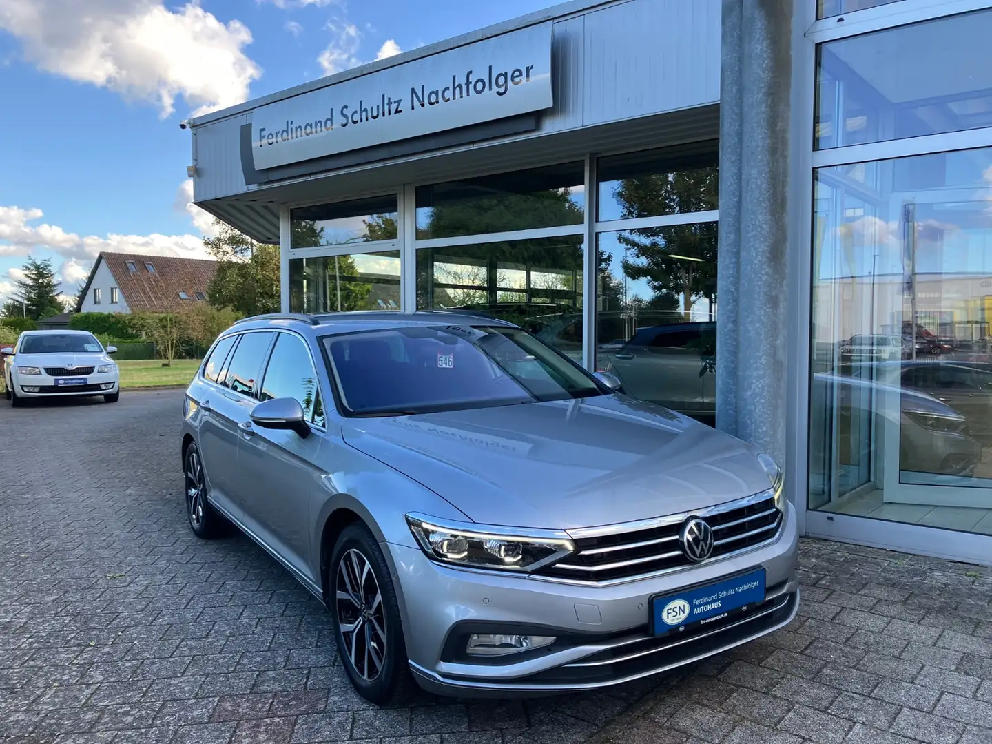Volkswagen Passat Variant 2.0 TDI Business DSG AREA IQ NAVI ACC HARMAN Silber - 2