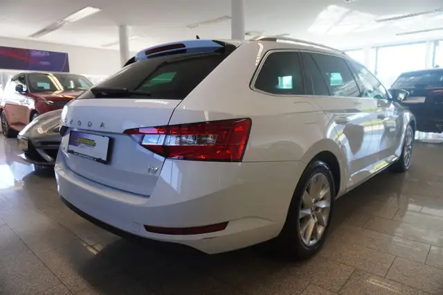 Skoda Superb view 5