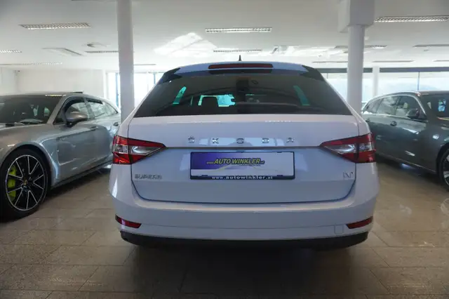 Skoda Superb view 6
