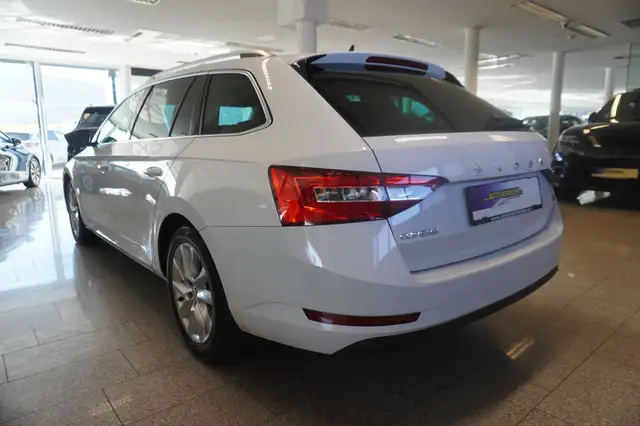 Skoda Superb view 4