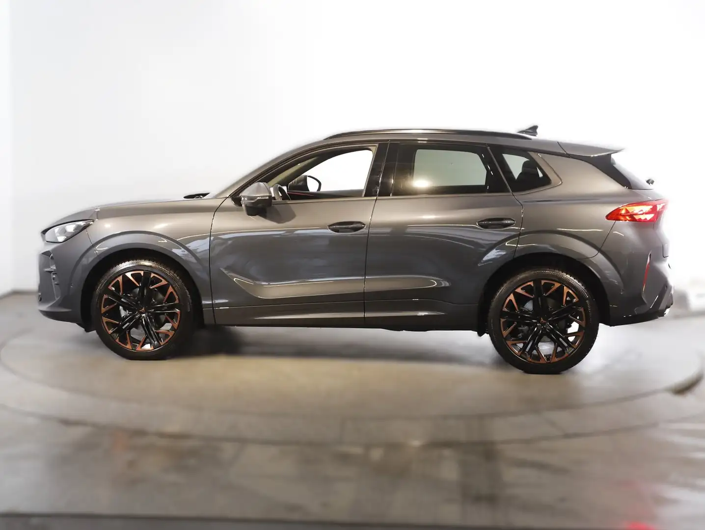 CUPRA Terramar 1.5 e-TSI 150 PS DSG Grau - 2