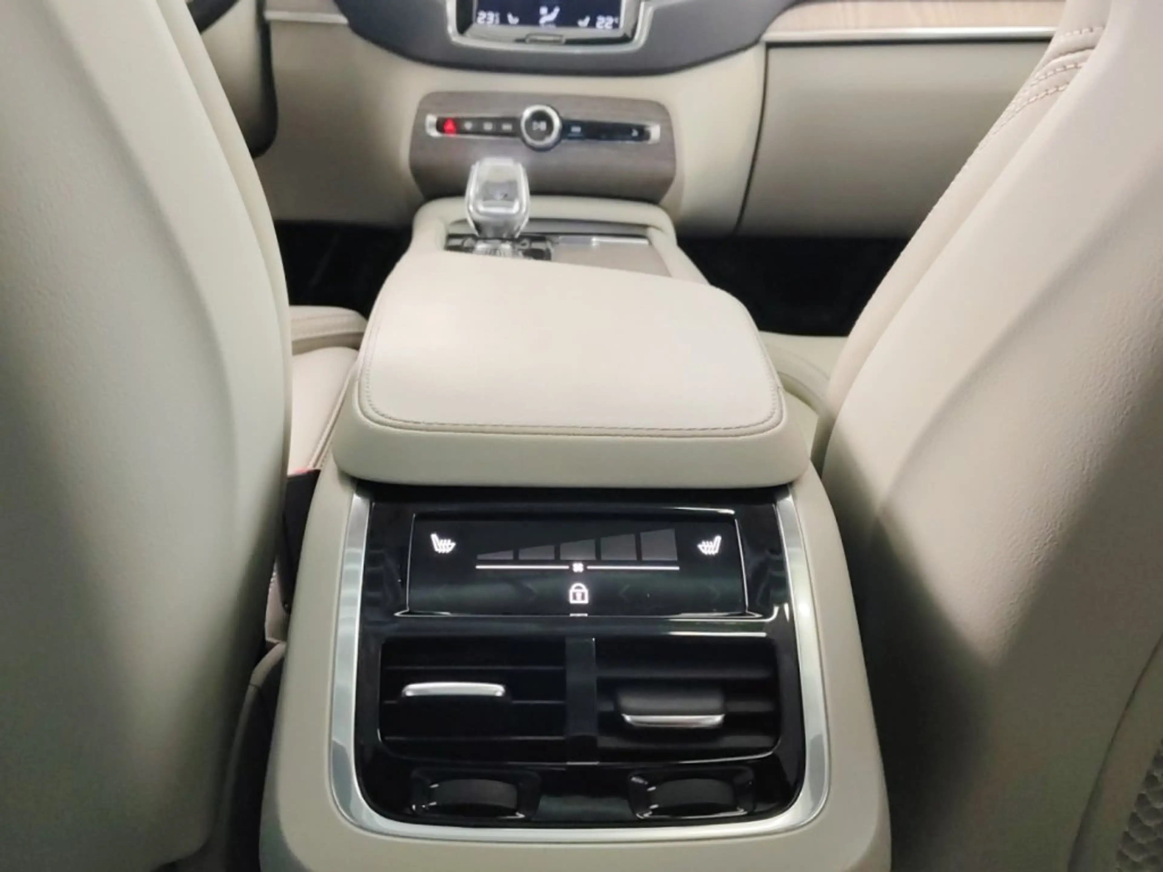 Volvo XC90 B5 (D) AWD Inscription 7-Sitzer — photo 11