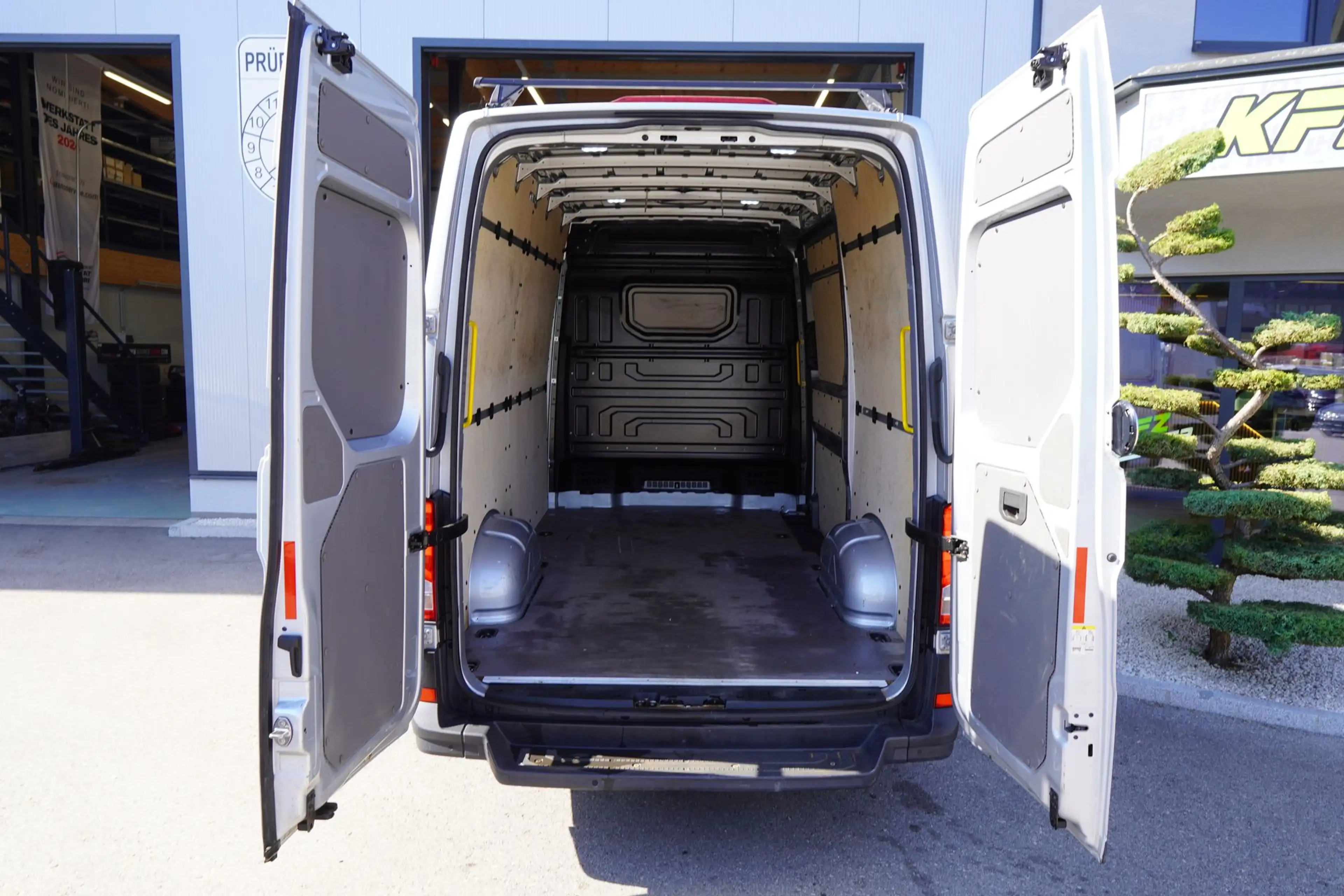 Volkswagen Crafter 2.0 TDI L3H3 "KLIMA*TEMP*NAVI*ST-HEIZ" — photo 17
