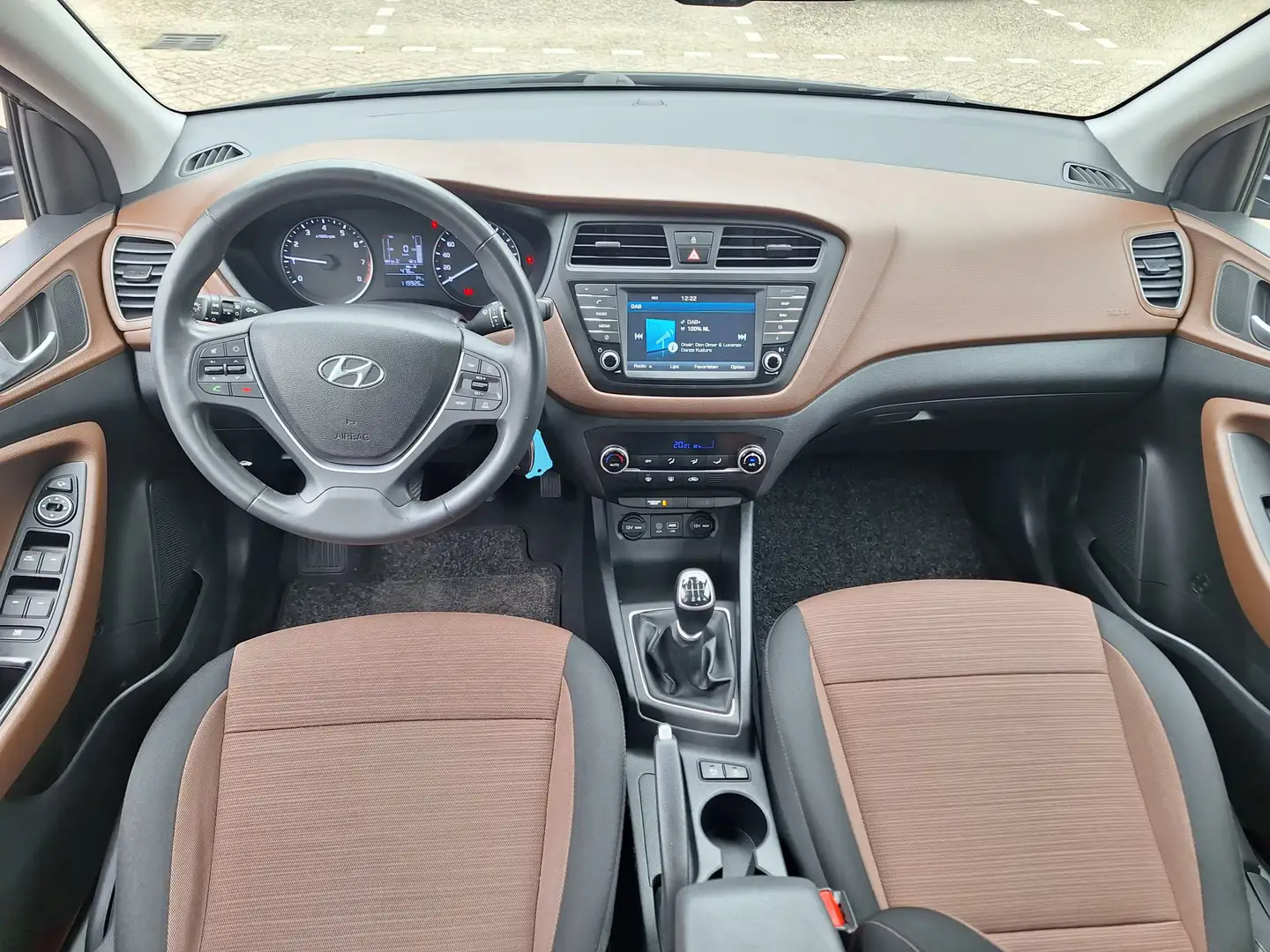Hyundai i20 1.0 T-GDI TREKHAAK / CLIMA/CAMER/NAVI/PDC Zwart - 2