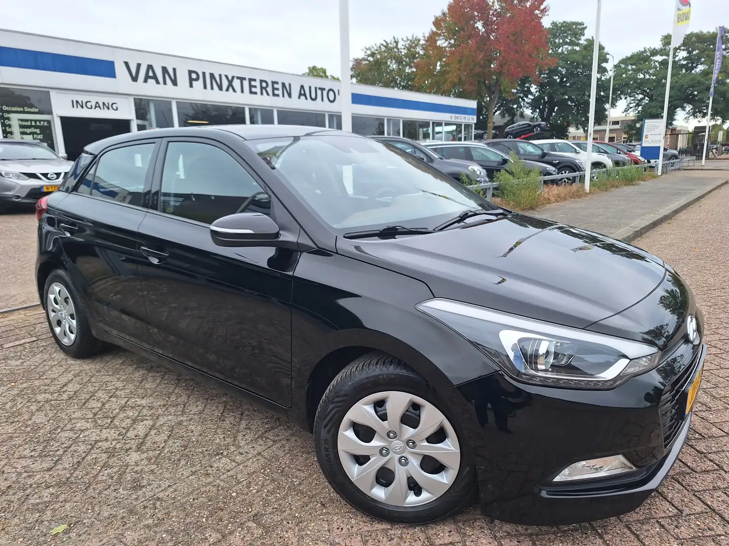 Hyundai i20 1.0 T-GDI TREKHAAK / CLIMA/CAMER/NAVI/PDC Zwart - 1